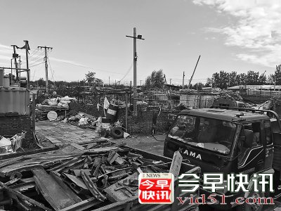 上百户人家住在北京“废品回收村” 破铜烂铁堆成山