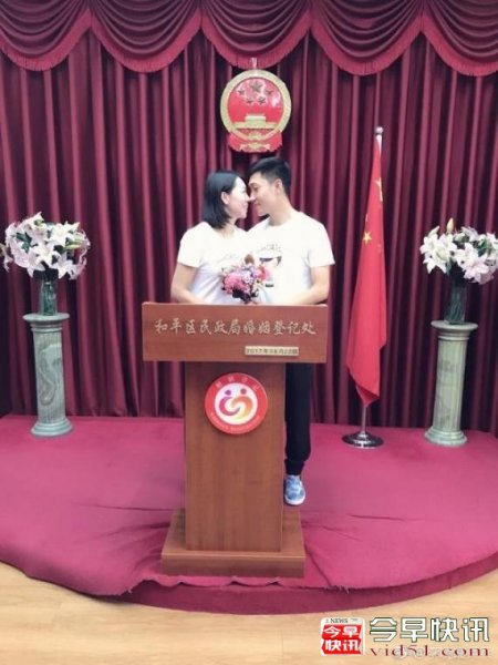 奥运冠军李晓霞与男友领证结婚：我们会一直幸福
