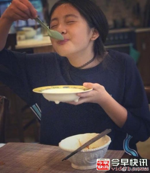 孙莉晒多多吃饭照 小淑女大口吞咽变可爱表情包