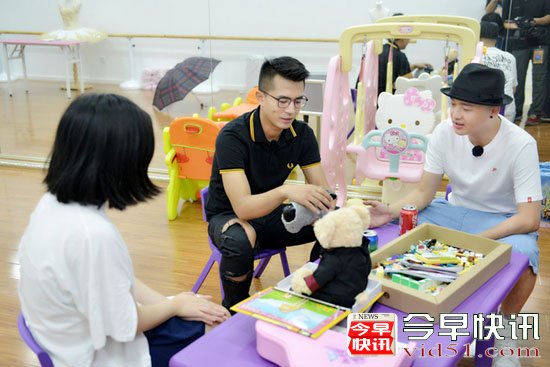 还有这种操作 包贝尔段博文竟带兔子逛街