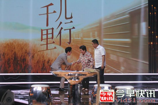 扶长者半跪系铃铛手写对话 何炅细节暖哭观众 