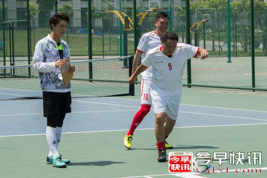 《一起足球吧》巅峰之争 再现插花脚逆天操作