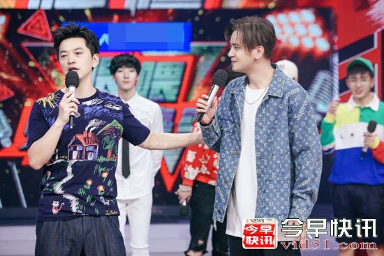 《快本》迎快男专场 李健发射爱心光波遭吐槽