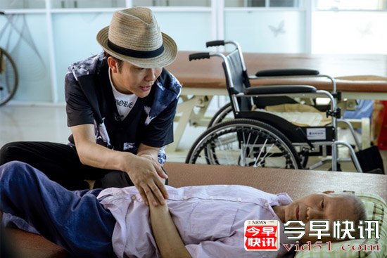 李玉刚返乡“寻根” 自认“对不住”父母