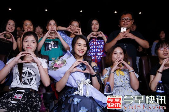 胡杏儿挺孕肚分享《那年花开月正圆》戏外故事