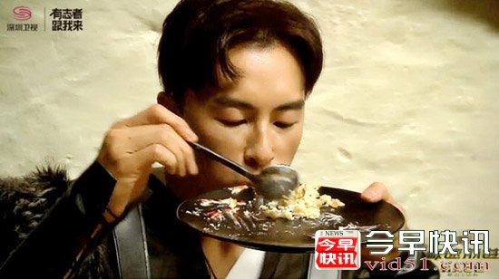 郑元畅“吸尘器”式吃法惊人 铠甲夫妇实力逆袭