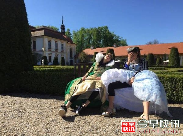 应采儿和迪丽热巴baby比美 称自己输在衣服太难驾驭