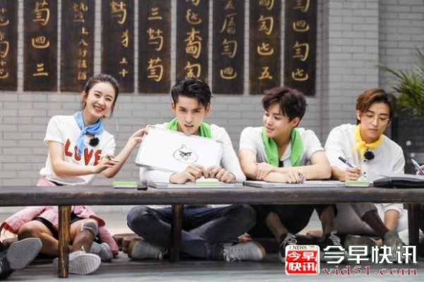 吴亦凡自曝穿46码大鞋  赵丽颖常因脚小买不着鞋子！