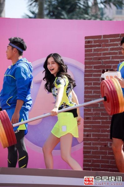 baby私下和VJ袁源讨论育儿经  被赞工作依旧敬业！