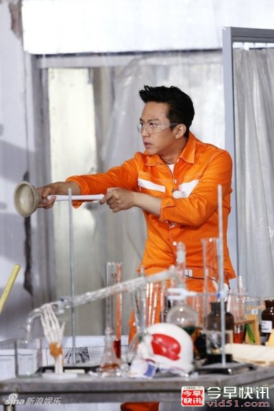 入戏太深！邓超陷入“情景演绎”模式 捂胸口装痛苦！