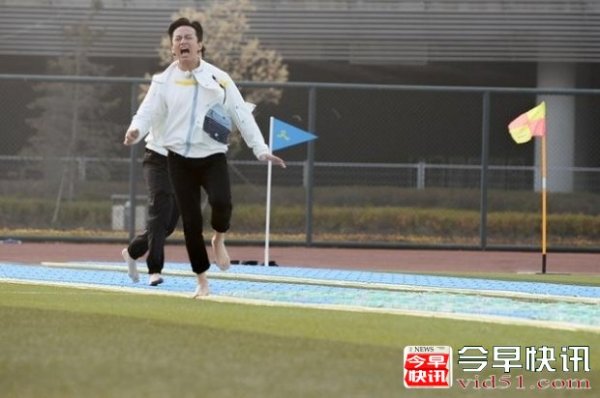 《奔跑吧》邓超化身表情包  飞身扑球表情夸张