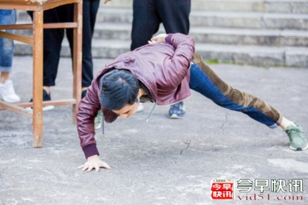 郑嘉颖耍帅单手俯卧撑失败 巨大反差令人哭笑不得