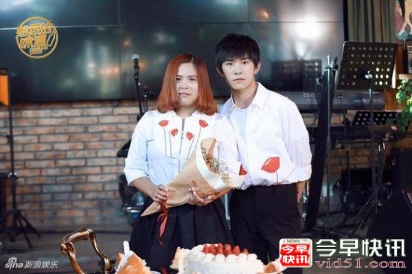 易烊千玺与妈妈同框 这对母子咋不像呢？