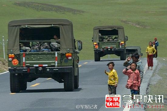 解放军77集团军某旅赴高原：沿途群众敬礼致意
