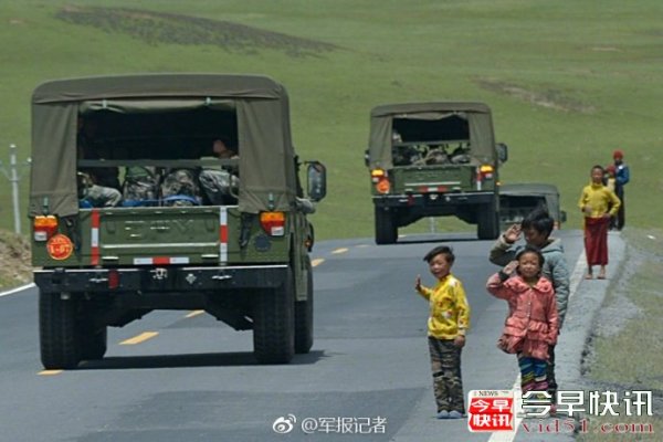 藏族小朋友看到军车立正敬礼 解放军鸣笛回礼