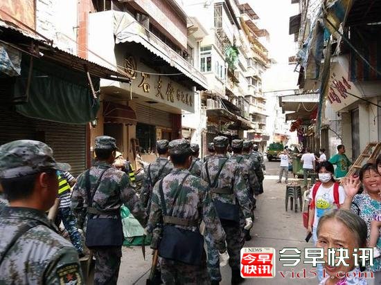 <b>中央批准特首请求 解放军驻澳门部队投入救灾(图)</b>