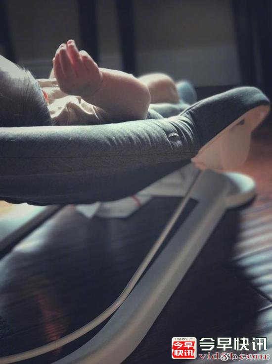 黄磊老婆首晒小儿子 多妹亲吻弟弟小脚超有爱