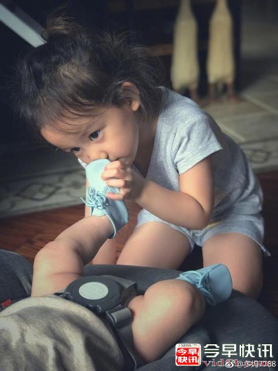 黄磊老婆首晒小儿子 多妹亲吻弟弟小脚超有爱