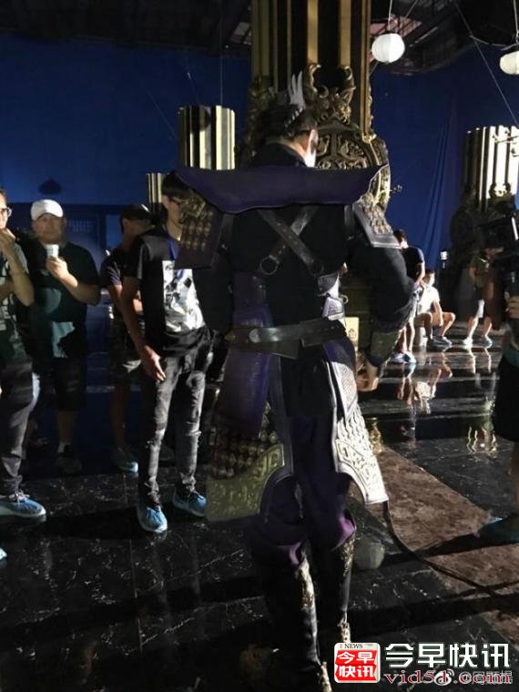 王凯生日仍敬业开工  新戏古装背影帅气迷人