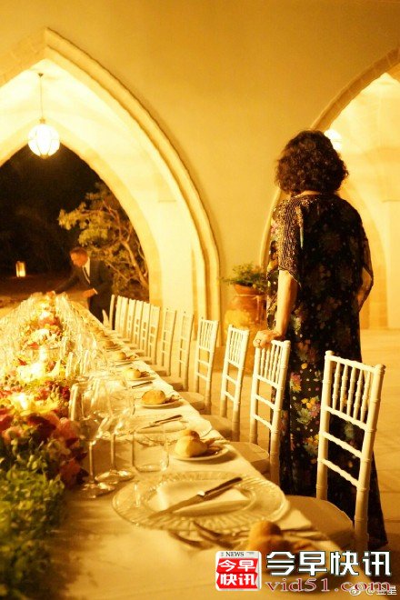 组图：金星晒家宴照片高端大气 金光闪闪尽显优雅格调