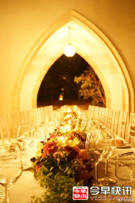 组图：金星晒家宴照片高端大气 金光闪闪尽显优雅格调