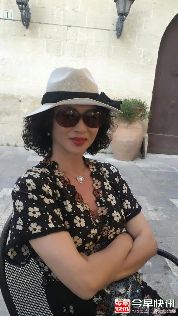 组图：金星晒家宴照片高端大气 金光闪闪尽显优雅格调