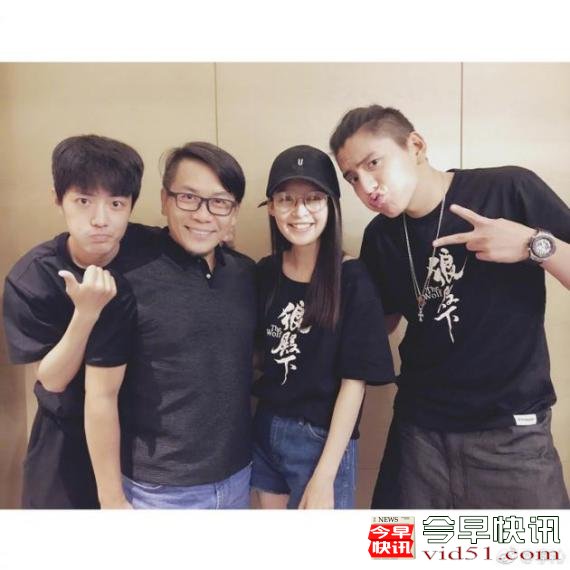 李沁和王大陆等合影搞怪  自侃是好学生与老师