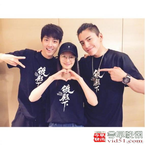 李沁和王大陆等合影搞怪  自侃是好学生与老师