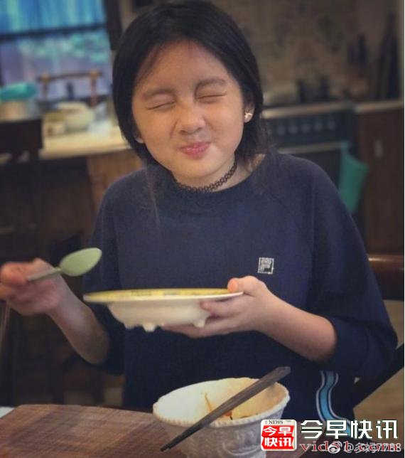孙莉晒多多吃饭照 小淑女大口吞咽变可爱表情包