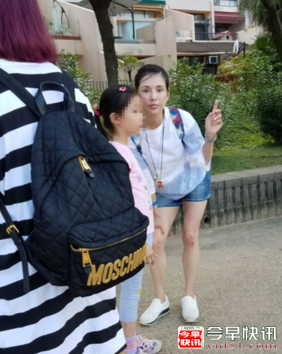“小龙女”还是那么美 李若彤素颜游玩沙滩