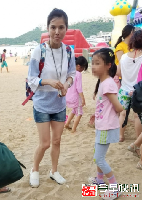 “小龙女”还是那么美 李若彤素颜游玩沙滩