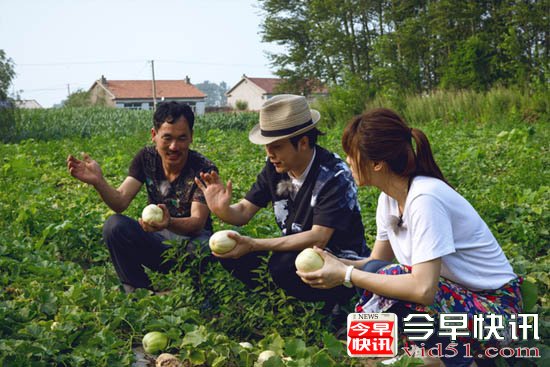 李玉刚与悦悦在地里摘瓜