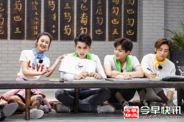 吴亦凡自曝穿46码大鞋  赵丽颖常因脚小买不着鞋子！