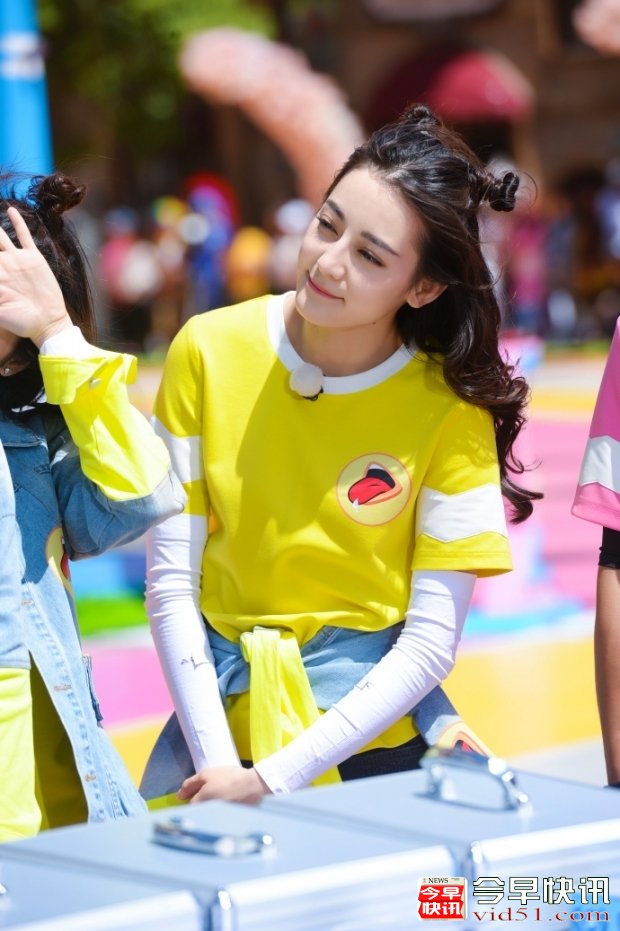 《奔跑吧》迪丽热巴扎起双犄角造型酷似哪吒