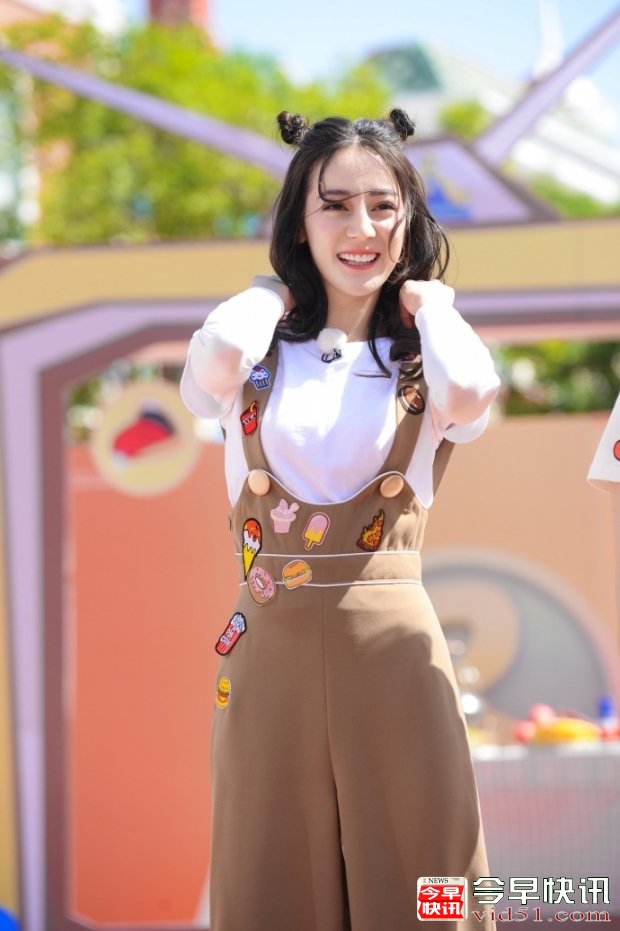 《奔跑吧》迪丽热巴扎起双犄角造型酷似哪吒