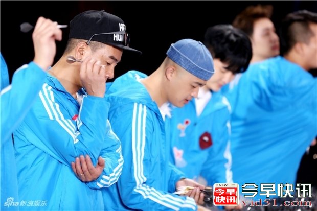 《来吧，兄弟》包贝尔化身“飞镖王”  神情专注！