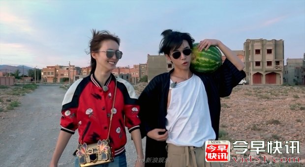 华晨宇金晨路边啃瓜  落魄王子和公主的即视感！