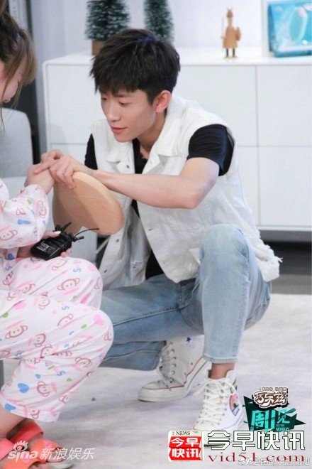 张一山手拿易拉罐拉环深情向粉丝告白  调侃手指太粗！