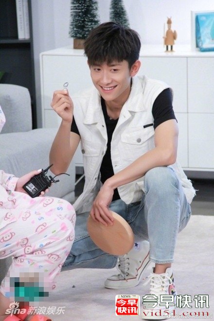 张一山手拿易拉罐拉环深情向粉丝告白  调侃手指太粗！