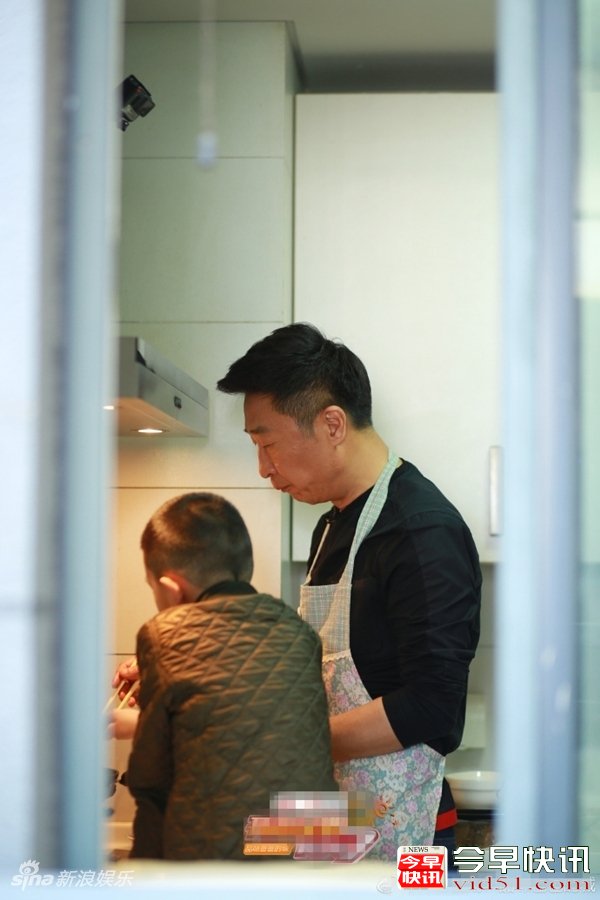 林永健带儿子林大竣回青岛看望奶奶并喂饭 被赞懂事