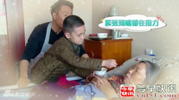 林永健带儿子林大竣回青岛看望奶奶并喂饭 被赞懂事