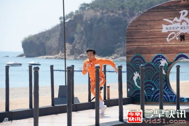 入戏太深！邓超陷入“情景演绎”模式 捂胸口装痛苦！