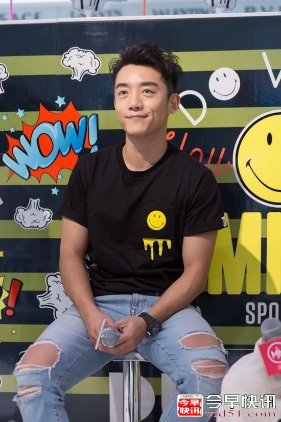 郑恺携女友程晓玥亮相《我们相爱吧3》 被侃裤子都跪破