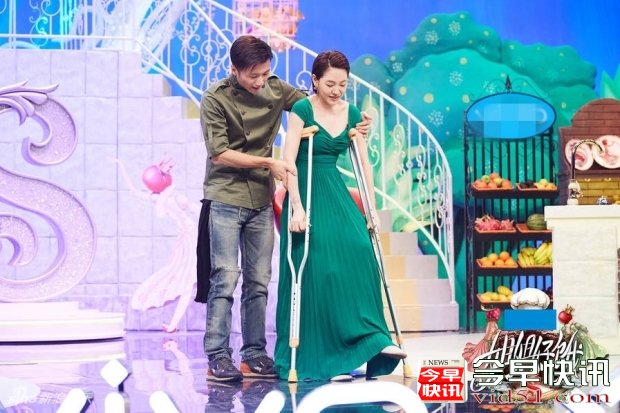 《姐姐好饿2》谢霆锋做客小S拄拐杖欢迎  展现贴心一面！