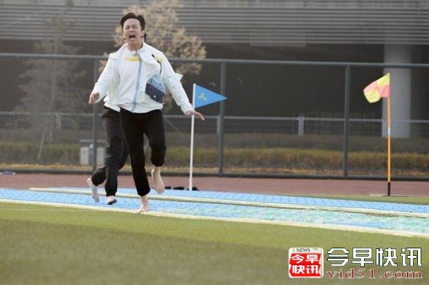 《奔跑吧》邓超化身表情包  飞身扑球表情夸张