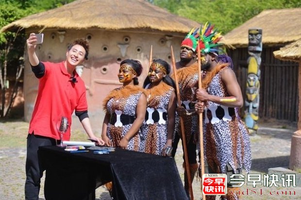 潘玮柏误闯”原始部落   敷黑泥面膜与原始人合拍