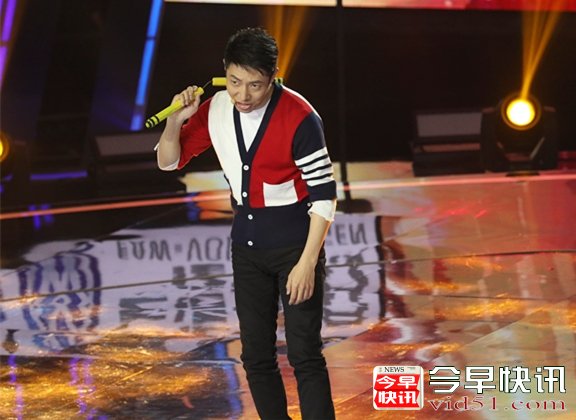 撒贝宁练双节棍误伤自己