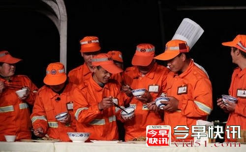 感慨环卫工人太辛苦 王俊凯张一山亲自给他们做饭