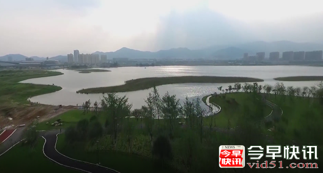 开展“污水零直排区”乡镇创建，是宁波市打出的一记环境整治重拳，全市计划投入500亿，用3年时间，基本实现全域污水全收集、管网全覆盖、雨污全分流、排水全许可、村庄全治理，沿河排口晴天无排污。到今年底，首批34个重点乡镇“污水零直排区”将按时建成。