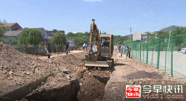 记者来到奉化裘村镇污水主管网建设的施工现场，工人们正在为裘村镇的母亲河峻壁溪开挖道路、铺设管道，预计今年年底，随着这条裘村镇的集污大动脉的建成，将不让一滴污水流入裘村的母亲河。